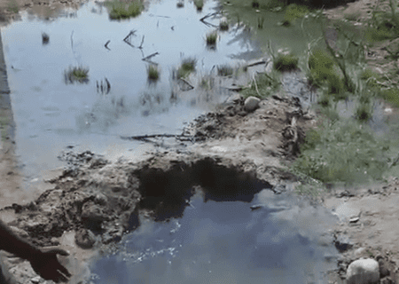 شکستگی لوله و هدررفت یکساله آب در روستای باغگلان میناب + فیلم