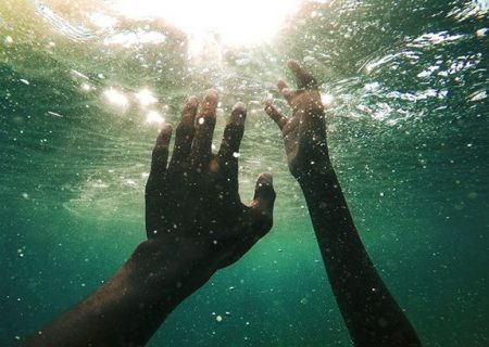 لحظات مرگ و زندگی صیادان مینابی در امواج سهمگین دریا + عکس