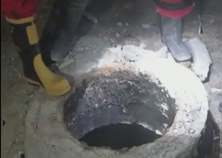 سقوط یک کودک مینابی به درون چاه بی‌درپوش فاضلاب + فیلم