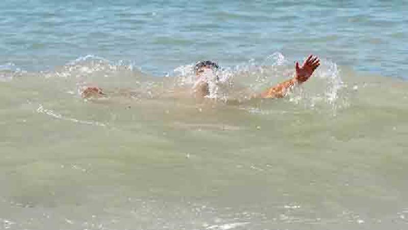 پنجه در پنجه مرگ / جزییات ماجرای نجات ۶ نفر بر اثر غرق شدگی در آبهای ساحلی بندر کلاهی میناب + عکس