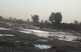 فیلم | هدر رفت آب بر اثر شکستگی های پوشش بتنی کانال انتقال آب در روستای رکن آباد میناب