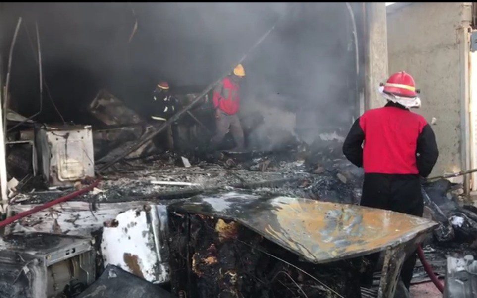 آتش سوزی مغازه لوازم خانگی در میناب + فیلم