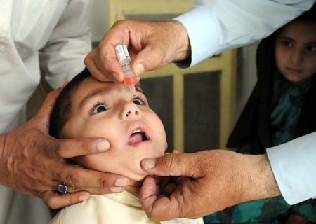 اجرای طرح واکسیناسیون فلج اطفال در میناب
