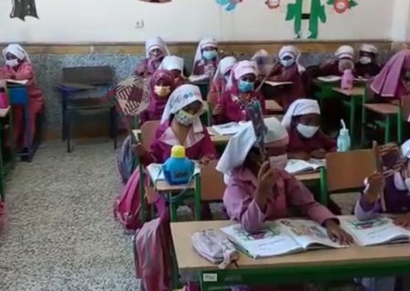 فیلم | تحصیل دانش آموزان مینابی در مدرسه ای بدون کولر / دانش آموزان قربانی بی تدبیری مسولان آموزش و پرورش میناب