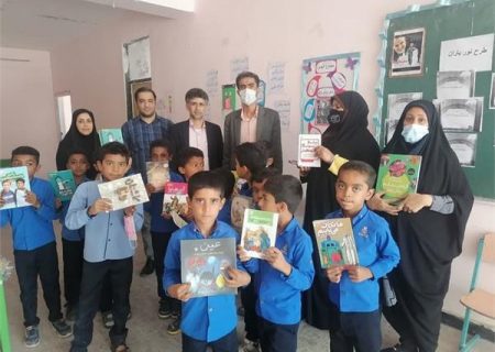 اهدای کتاب بین مدارس شهرستان میناب به مناسبت هفته کتاب و کتابخوانی