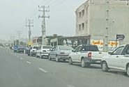 فیلم | بحران سوخت در میناب / ادامه صف‌های طولانی در مقابل پمپ بنزین‌ها