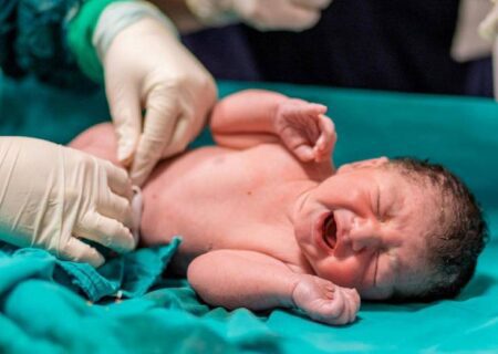 تولد دهمین فرزند یک خانواده در بیمارستان میناب