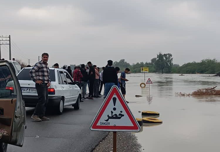 مسدود شدن جاده میناب به سندرک در اثر بارش شدید + فیلم