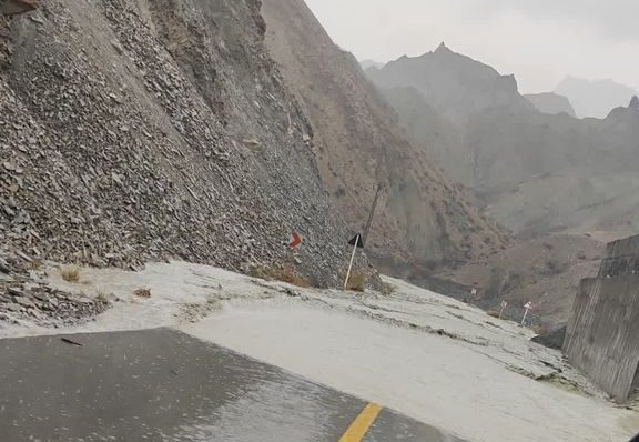 بارش شدید باران موجب مسدود شدن موقت محور هشت‌بندی به میناب شد