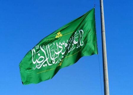 پرچم متبرک امام رضا (ع) بر فراز بام میناب به اهتزاز درآمد