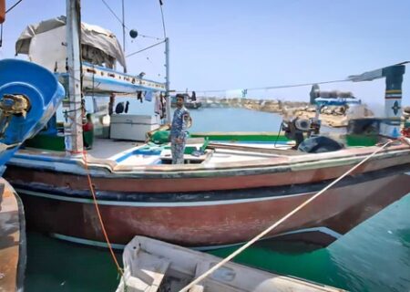 توقیف یک فروند لنج مجهز به ادوات صید ترال غیرمجاز در شرق جاسک