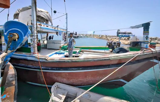 توقیف یک فروند لنج مجهز به ادوات صید ترال غیرمجاز در شرق جاسک