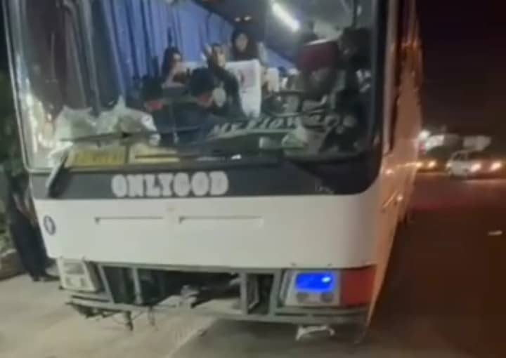 اتوبوس زائران مینابی پس از حادثه در میناب تعمیر و دوباره راهی کربلا شد