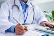 از یزد تا میناب؛ دو تجربه درمانی، دو روایت متضاد از نظام سلامت ایران