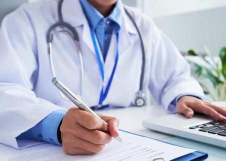 از یزد تا میناب؛ دو تجربه درمانی، دو روایت متضاد از نظام سلامت ایران