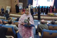 تجلیل از یک بانوی مینابی بعنوان کارآفرین برتر در همایش ملی زنان روستایی و عشایری