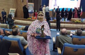 تجلیل از یک بانوی مینابی بعنوان کارآفرین برتر در همایش ملی زنان روستایی و عشایری