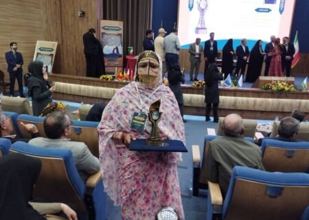 تجلیل از یک بانوی مینابی بعنوان کارآفرین برتر در همایش ملی زنان روستایی و عشایری