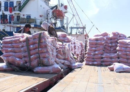 تخلیه و بارگیری هزار و ۲۰۰ تن برنج پاکستانی در هرمزگان