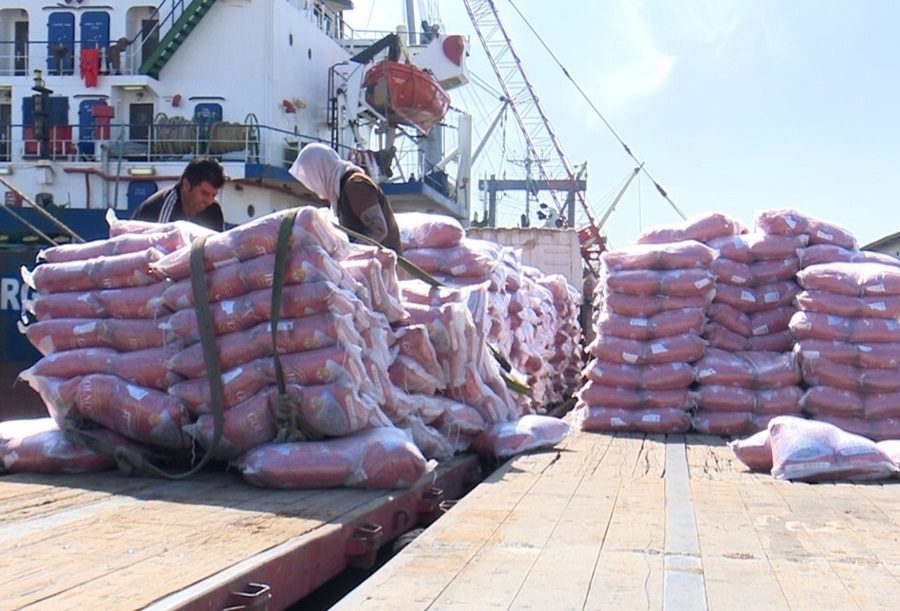 تخلیه و بارگیری هزار و ۲۰۰ تن برنج پاکستانی در هرمزگان