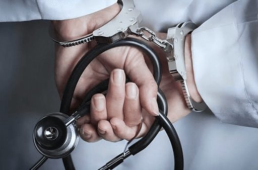 پیگرد قضایی جراح بندرعباس به دلیل اخاذی از بیماران نیازمند