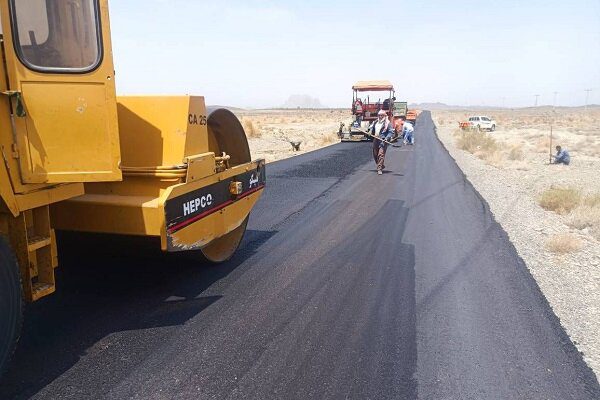توسعه زیرساخت‌های روستایی در میناب؛ آسفالت محلات هشت‌بندی دو آغاز شد