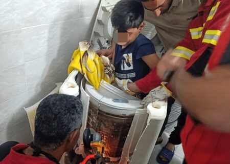 نجات کودک گرفتار در ماشین لباس شویی توسط آتش نشانان بندرعباس
