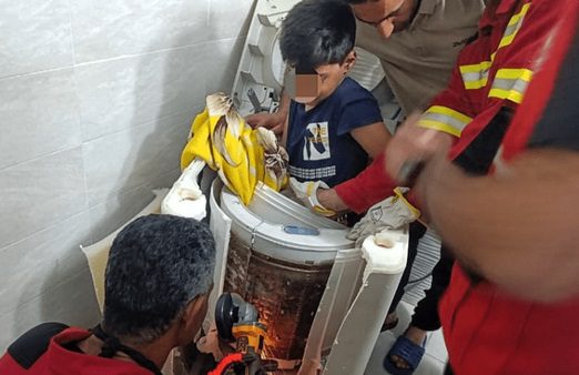 نجات کودک گرفتار در ماشین لباس شویی توسط آتش نشانان بندرعباس
