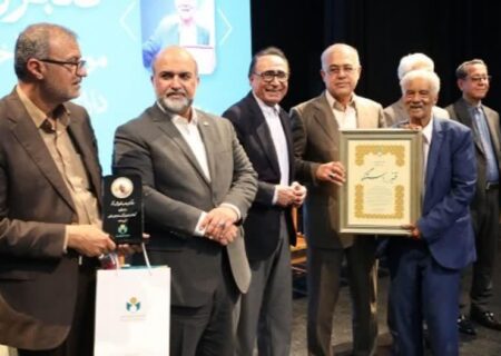 تجلیل از سه هنرمند مینابی در آیین نامداران فرهنگ و هنر هرمزگان