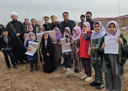 ایجاد نخستین باغستان مقاومت در زرند به یاد شهدای دانش‌آموز میناب با غرس ۱۶۸ نهال