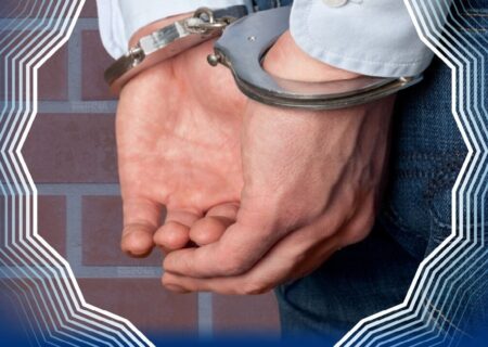 دستبند پلیس بر دستان کلاهبردار ۱۳۰ میلیاردی در هرمزگان
