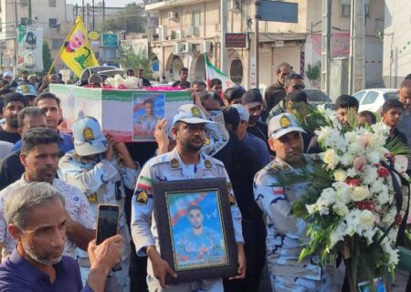 میناب در سوگ مرزبان شهید؛ وداع باشکوه مردم با پیکر شهید حمید زارعی حاجی‌آبادی + عکس