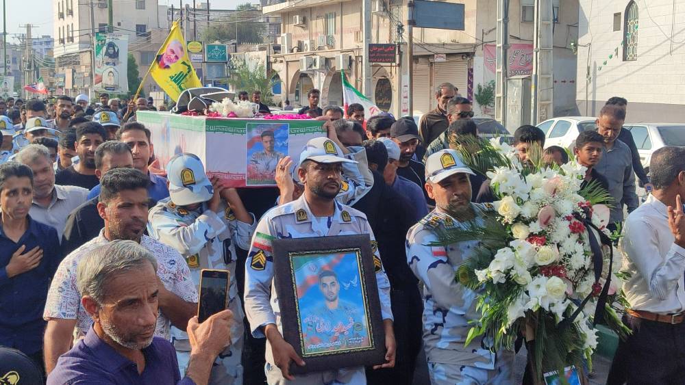 میناب در سوگ مرزبان شهید؛ وداع باشکوه مردم با پیکر شهید حمید زارعی حاجی‌آبادی + عکس